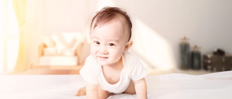 小婴儿吃手，该不该阻止？